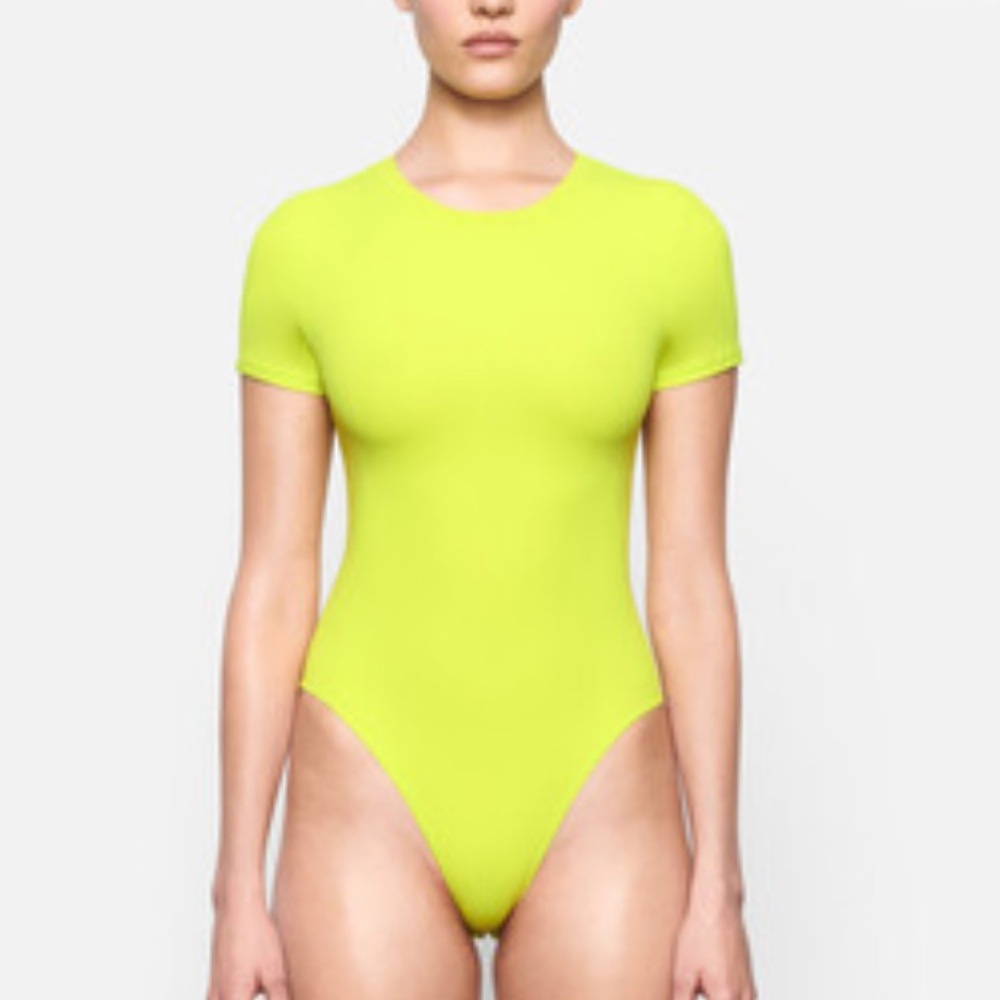SKIMS fits everybody T-shirt bodysuit size 3X daffodil color